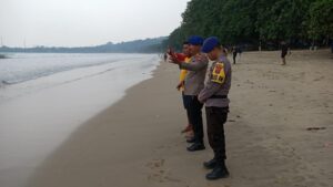 Pada hari Kamis, tanggal 15 Agustus 2024, Kepala Satuan Polisi Air dan Udara (Kasat Polairud) beserta beberapa anggota melaksanakan patroli rutin di sepanjang Pantai Wisata Carita. Kegiatan ini dilakukan untuk memastikan keamanan dan ketertiban di wilayah perairan serta menjaga kenyamanan wisatawan yang berkunjung.

Dengan mengendarai kapal patroli, Kasat Polairud dan tim menyusuri garis pantai, memantau setiap aktivitas yang terjadi di sekitar area wisata. Mereka juga berinteraksi dengan para pengunjung, memberikan himbauan mengenai pentingnya menjaga keselamatan selama beraktivitas di pantai, seperti tidak berenang terlalu jauh dari pantai dan selalu mengenakan pelampung saat berada di perairan yang lebih dalam.

Selain itu, tim Polairud juga mengawasi kemungkinan adanya pelanggaran hukum, seperti aktivitas perahu yang tidak memiliki izin, serta menjaga agar tidak terjadi tindakan kriminal atau peredaran narkoba di kawasan wisata tersebut. Sepanjang patroli, situasi di Pantai Carita terpantau aman dan kondusif, dengan pengunjung yang mengikuti arahan dari petugas.

Patroli ini merupakan bagian dari upaya Polairud dalam memberikan perlindungan dan pelayanan terbaik kepada masyarakat, terutama di kawasan wisata yang menjadi daya tarik bagi banyak pengunjung, baik dari dalam maupun luar daerah. Kasat Polairud menegaskan bahwa kegiatan patroli seperti ini akan terus dilakukan secara rutin untuk memastikan bahwa Pantai Carita tetap menjadi destinasi wisata yang aman dan nyaman bagi semua pihak.