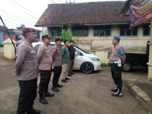 Kanit Propam BRIPKA Iton Maulana, Berikan Arahan kepada PersonilBojong - Pada Kamis, 15 Agustus 2024, BRIPKA Iton Maulana, memberikan arahan kepada seluruh personil Polsek Bojong. Arahan ini bertujuan untuk memperkuat semangat kerja dalam menjaga keamanan dan ketertiban di wilayah hukum Polsek Bojong.
Dalam arahannya, BRIPKA Iton Maulana menekankan pentingnya profesionalisme, integritas, dan kerjasama di antara seluruh personil. BRIPKA Iton Maulana juga mengingatkan tentang tanggung jawab besar yang diemban oleh setiap anggota Polsek Bojong dalam melayani dan melindungi masyarakat.
"Saya berharap kita semua dapat bekerja dengan penuh dedikasi dan semangat untuk memberikan pelayanan terbaik kepada masyarakat. Kita harus selalu siap dan sigap dalam menjalankan tugas, serta menjaga nama baik institusi Polri," ujar BRIPKA Iton Maulana.
BRIPKA Iton Maulana juga menyampaikan beberapa program kerja yang akan dijalankan, termasuk peningkatan patroli rutin, penguatan hubungan dengan masyarakat melalui kegiatan dialogis, dan penanganan cepat terhadap laporan-laporan masyarakat.
"Saya ingin kita semua lebih aktif dalam menjalin komunikasi dengan masyarakat, mendengarkan keluhan mereka, dan memberikan solusi yang tepat. Keberhasilan kita dalam menjalankan tugas sangat bergantung pada kerjasama yang baik dengan masyarakat," tambah BRIPKA Iton Maulana.
Selain itu, BRIPKA Iton Maulana juga menekankan pentingnya disiplin dan ketaatan terhadap peraturan yang berlaku. Beliau mengingatkan agar seluruh personil selalu menjaga etika dalam bertugas dan berperilaku profesional di setiap kesempatan.
"Saya percaya, dengan disiplin dan kerja keras, kita bisa menciptakan lingkungan yang aman dan kondusif bagi seluruh warga Bojong. Mari kita bersama-sama mewujudkan keamanan dan ketertiban di wilayah kita," tutup BRIPKA Iton Maulana.
Arahan ini diharapkan dapat menjadi motivasi dan panduan bagi seluruh personil Polsek Bojong dalam menjalankan tugas-tugas mereka ke depan, serta memperkuat komitmen untuk memberikan pelayanan terbaik kepada masyarakat.Kanit Propam BRIPKA Iton Maulana, Berikan Arahan kepada Personil
Bojong - Pada Kamis, 15 Agustus 2024, BRIPKA Iton Maulana, memberikan arahan kepada seluruh personil Polsek Bojong. Arahan ini bertujuan untuk memperkuat semangat kerja dalam menjaga keamanan dan ketertiban di wilayah hukum Polsek Bojong.
Dalam arahannya, BRIPKA Iton Maulana menekankan pentingnya profesionalisme, integritas, dan kerjasama di antara seluruh personil. BRIPKA Iton Maulana juga mengingatkan tentang tanggung jawab besar yang diemban oleh setiap anggota Polsek Bojong dalam melayani dan melindungi masyarakat.
"Saya berharap kita semua dapat bekerja dengan penuh dedikasi dan semangat untuk memberikan pelayanan terbaik kepada masyarakat. Kita harus selalu siap dan sigap dalam menjalankan tugas, serta menjaga nama baik institusi Polri," ujar BRIPKA Iton Maulana.
BRIPKA Iton Maulana juga menyampaikan beberapa program kerja yang akan dijalankan, termasuk peningkatan patroli rutin, penguatan hubungan dengan masyarakat melalui kegiatan dialogis, dan penanganan cepat terhadap laporan-laporan masyarakat.
"Saya ingin kita semua lebih aktif dalam menjalin komunikasi dengan masyarakat, mendengarkan keluhan mereka, dan memberikan solusi yang tepat. Keberhasilan kita dalam menjalankan tugas sangat bergantung pada kerjasama yang baik dengan masyarakat," tambah BRIPKA Iton Maulana.
Selain itu, BRIPKA Iton Maulana juga menekankan pentingnya disiplin dan ketaatan terhadap peraturan yang berlaku. Beliau mengingatkan agar seluruh personil selalu menjaga etika dalam bertugas dan berperilaku profesional di setiap kesempatan.
"Saya percaya, dengan disiplin dan kerja keras, kita bisa menciptakan lingkungan yang aman dan kondusif bagi seluruh warga Bojong. Mari kita bersama-sama mewujudkan keamanan dan ketertiban di wilayah kita," tutup BRIPKA Iton Maulana.
Arahan ini diharapkan dapat menjadi motivasi dan panduan bagi seluruh personil Polsek Bojong dalam menjalankan tugas-tugas mereka ke depan, serta memperkuat komitmen untuk memberikan pelayanan terbaik kepada masyarakat.