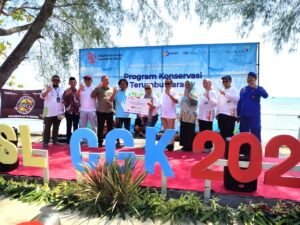 Satpolairud Polres Pandeglang menghadiri Transplantasi Terumbu Karang**

Dalam upaya menjaga kelestarian ekosistem laut, PT Angkasa Pura II bersama dengan beberapa instansi terkait telah melaksanakan kegiatan transplantasi terumbu karang di kawasan Pantai Wisata Tanjung Lesung. Program ini merupakan bagian dari komitmen perusahaan dalam mendukung pelestarian lingkungan, terutama di wilayah pesisir yang rentan terhadap kerusakan ekosistem.

Kegiatan transplantasi terumbu karang ini bertujuan untuk mengembalikan dan memperbaiki ekosistem laut yang telah mengalami degradasi. Dengan menanam kembali terumbu karang di wilayah yang rusak, diharapkan dapat memberikan manfaat jangka panjang, seperti meningkatkan populasi ikan, menjaga keanekaragaman hayati laut, dan mencegah abrasi pantai.

Proses transplantasi dilakukan dengan metode cangkok, di mana fragmen-fragmen terumbu karang yang sehat dipindahkan ke area yang membutuhkan pemulihan. Metode ini dipilih karena telah terbukti efektif dalam mempercepat pertumbuhan terumbu karang dan memulihkan ekosistem laut.

Partisipasi masyarakat, terutama nelayan dan komunitas pesisir, menjadi elemen penting dalam kegiatan ini. Mereka diberikan pelatihan tentang cara merawat dan menjaga terumbu karang yang baru ditransplantasi, sehingga program ini dapat berkelanjutan dan memberikan dampak positif jangka panjang bagi lingkungan dan perekonomian setempat.

Selain transplantasi terumbu karang, dalam kegiatan ini juga dilakukan pelepasan penyu ke laut sebagai simbol pelestarian kehidupan laut. Penyu yang dilepas merupakan bagian dari program konservasi yang bertujuan untuk melindungi spesies yang terancam punah.

Kegiatan ini diakhiri dengan harapan bahwa kolaborasi antara perusahaan, pemerintah, dan masyarakat dapat terus berlanjut, sehingga kelestarian alam laut dan keberlanjutan kehidupan di dalamnya dapat terjaga untuk generasi mendatang.

--- 