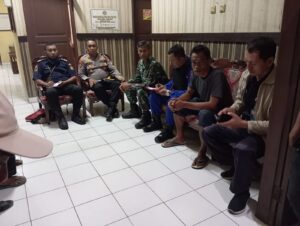 musyawarah ini menggambarkan pertemuan penting antara nelayan Carita dan Lampung untuk menyelesaikan konflik yang telah berlangsung lama terkait pemanfaatan sumber daya laut. Konflik ini berawal dari perbedaan metode dan area penangkapan ikan antara nelayan kedua daerah tersebut. Nelayan Carita dikenal dengan kearifan lokal mereka yang berfokus pada prinsip keberlanjutan, seperti penangkapan ikan musiman yang mengikuti siklus alam dan penggunaan alat tangkap ramah lingkungan. Mereka percaya bahwa menjaga keseimbangan ekosistem laut adalah kunci untuk kelangsungan hidup jangka panjang.

Sebaliknya, nelayan dari Lampung, yang jumlahnya lebih besar, menggunakan teknik penangkapan yang lebih modern dan intensif, yang dianggap nelayan Carita dapat merusak habitat laut dan mengurangi stok ikan secara drastis. Perbedaan ini memicu ketegangan ketika nelayan Lampung mulai memasuki wilayah tangkapan tradisional nelayan Carita.

Dalam musyawarah ini, kedua belah pihak bertemu dengan didampingi oleh para tokoh adat, perwakilan pemerintah, dan LSM yang peduli pada kelestarian lingkungan. Musyawarah dimulai dengan mendengarkan pandangan dari masing-masing pihak. Nelayan Carita menjelaskan bagaimana kearifan lokal mereka telah menjaga keseimbangan ekosistem laut dan meminta agar wilayah tangkapan tradisional mereka dihormati. Sementara itu, nelayan Lampung menyampaikan kebutuhan ekonomi mereka dan alasan di balik penggunaan teknik modern.

Setelah mendengar semua pendapat, seorang tokoh adat dari Carita menyampaikan pentingnya menjaga kearifan lokal sebagai warisan leluhur yang telah terbukti menjaga kelangsungan hidup nelayan selama berabad-abad. Beliau juga mengusulkan solusi yang melibatkan kolaborasi antara kedua belah pihak, seperti pembagian area tangkapan yang adil, penerapan teknologi ramah lingkungan, serta program pelatihan bagi nelayan Lampung untuk memahami praktik nelayan Carita.

Musyawarah berlangsung cukup alot, namun akhirnya tercapai kesepakatan. Kedua belah pihak sepakat untuk menghormati batas wilayah tangkapan tradisional dan bekerja sama dalam melestarikan ekosistem laut. Pemerintah setempat berjanji untuk mendukung dengan regulasi yang mendukung keberlanjutan dan memberikan bantuan kepada nelayan yang perlu beradaptasi dengan teknologi yang lebih ramah lingkungan.

Hasil musyawarah ini diharapkan tidak hanya menyelesaikan konflik antara nelayan Carita dan Lampung, tetapi juga menjadi contoh bagi daerah lain dalam menyelesaikan konflik melalui dialog dan penghargaan terhadap kearifan lokal.